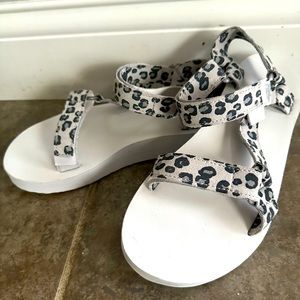 Teva midform leopard sandals - size 8- worn only once